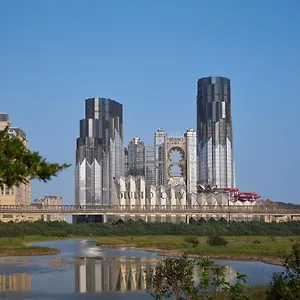 - Epic Tower Отель